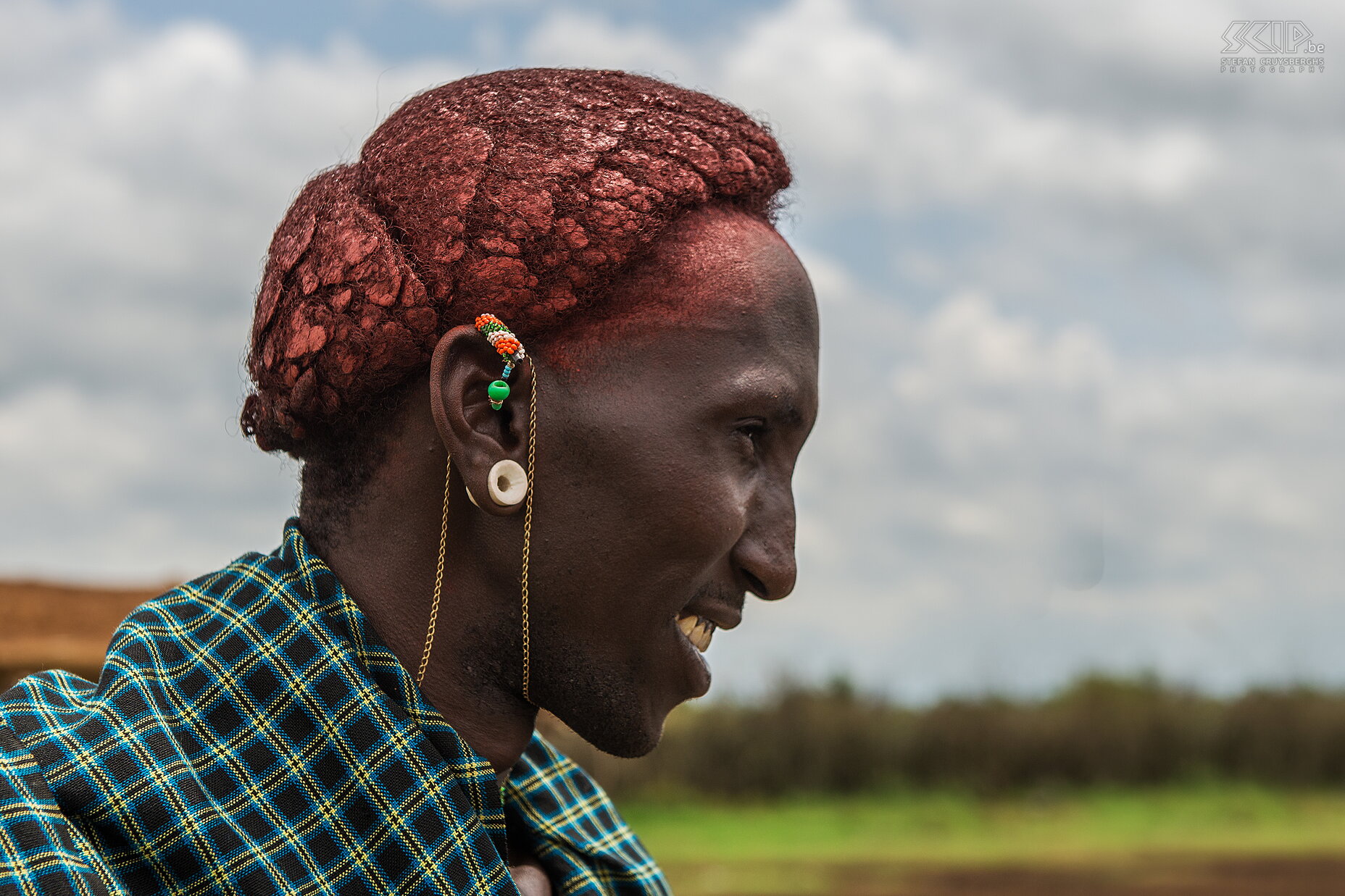 Kisima - Samburu moran (krijger) De oudere mannen, mzee genoemd, hebben de macht, maar de meeste aandacht gaat naar de krijgers die moran worden genoemd. Ze dragen een kleurrijke doek die rond hun taille wordt gewikkeld. Ze tooien zich met kettingen, armbanden en enkelbanden en ze kleuren hun haren met rode oker. Ze hebben vaak een polygyne huwelijk en een man kan dan meerdere vrouwen hebben. Vooral de morans hebben vaak meerdere liefjes.  Stefan Cruysberghs